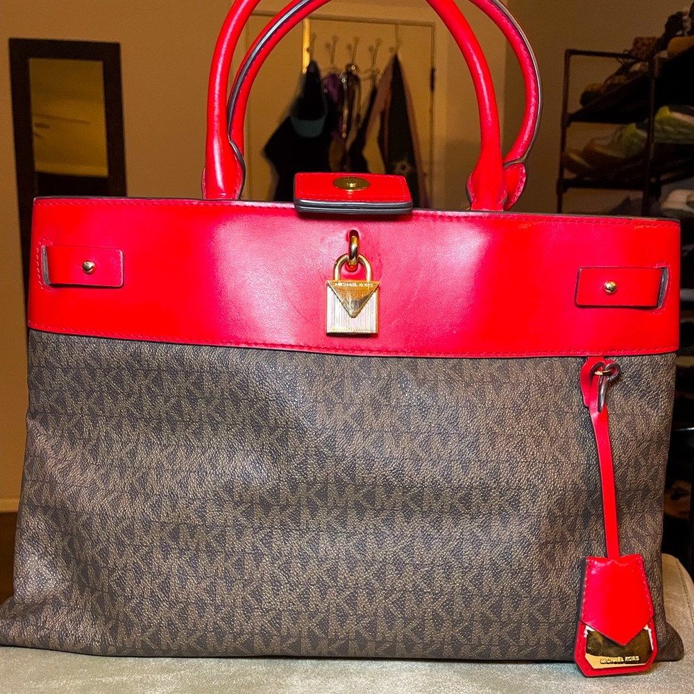 Michael kors satchel bag. Missing long shoulder strap. Only used once